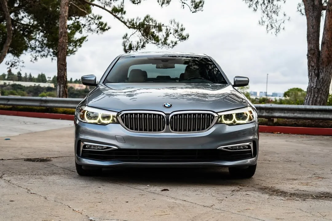2017 BMW 530i Luxury Line — photo 2